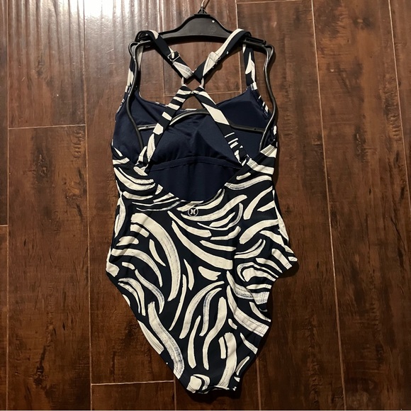 *NEW* Hurley Ladies' Swimsuit - Picture 2 of 7